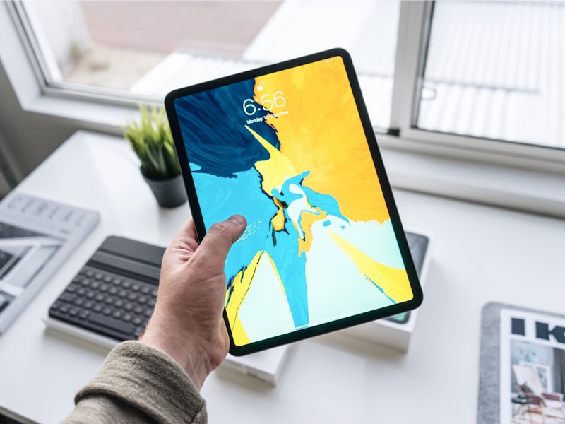斗球App在iPad Pro上分屏显示实时比分与直播视频的使用场景